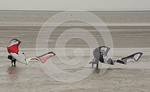 Kitesurfen, auch Kiteboarden, ist ein Wassersport, der aus dem Kitesailing entstanden ist