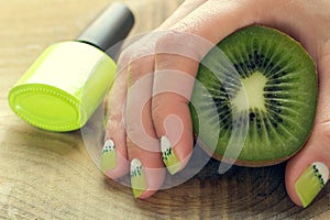 Kiwi art nail manicure
