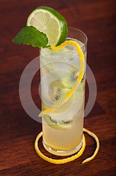 Kiwi-lime martini long drink