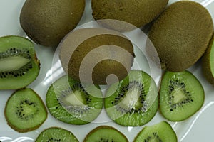 Kiwi slice amongst many whole kiwi`s .