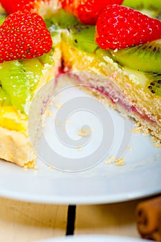 Kiwi and strawberry pie tart