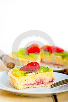 Kiwi and strawberry pie tart