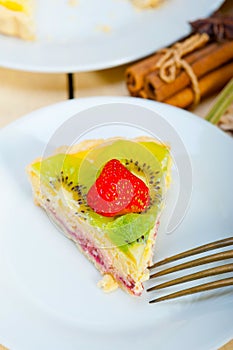 Kiwi and strawberry pie tart