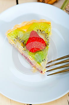 Kiwi and strawberry pie tart