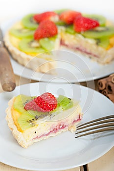 Kiwi and strawberry pie tart