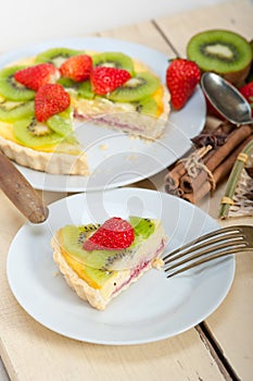 Kiwi and strawberry pie tart