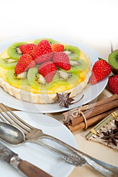 Kiwi and strawberry pie tart