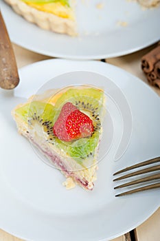 Kiwi and strawberry pie tart