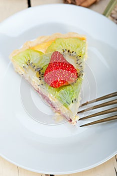 Kiwi and strawberry pie tart