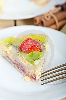 Kiwi and strawberry pie tart