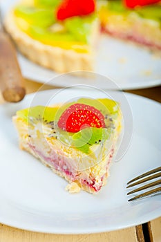 Kiwi and strawberry pie tart