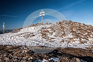Vrch Klak v zime pohoria Malá Fatra s jasnou oblohou