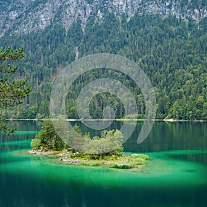 Kleine Insel im Eibsee Bayern