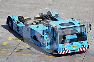 KLM towbarless pushback tug