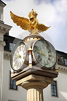 Klocka Central Plan, Clock with Crown next to the central train