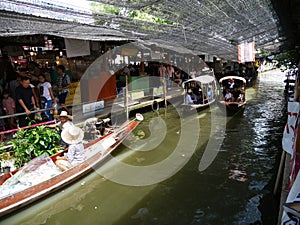 Klong Lat Mayom Floating Market, the old market in Thailand have a lot of eating food and dessert.