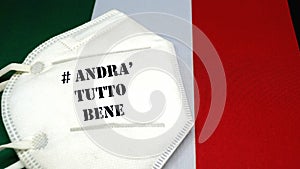  95 bianco chirurgico sta riposando sul Italiano tricolore bandiera 