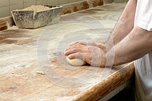 Laminación pan en panadería mano 