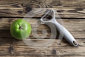 Knife for cleaning fruits and vegetables with green apple