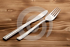 Un coltello un forchetta impostato sul di legno antico tavolo 