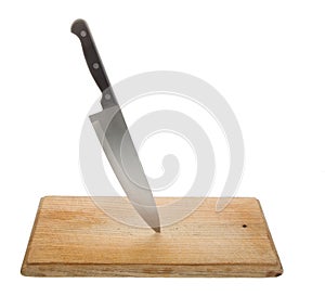 Un coltello sul vecchio di legno piatto 