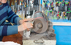 Knife sharpening machine