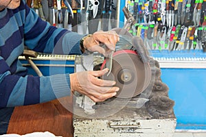 Knife sharpening machine