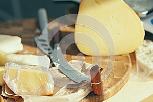 Knife for slicing cheese