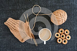 Knitting with coffee and ring-shaped cracknels
