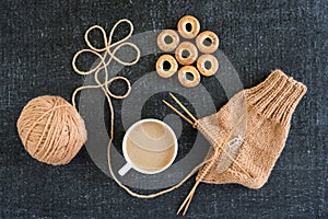 Knitting with coffee and ring-shaped cracknels