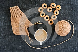 Knitting with coffee and ring-shaped cracknels