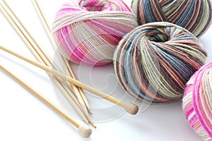 Knitting sock yarn balls with noodles