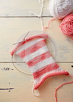 Knitting stripes with two colors of yarn