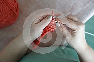 Donne. mani un lavorare a maglia. colore filo. colore 