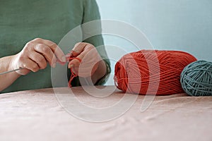 Donne. mani un lavorare a maglia. colore filo. colore 