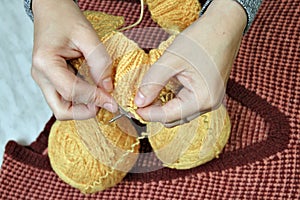 Knitting woolen clothes with spokes