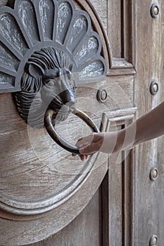 Golpes sobre el puerta antiguo antiguo de madera cabeza puerta privado propiedad 