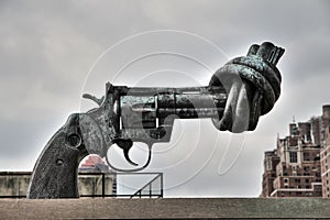 The knotted gun of United Nations photo
