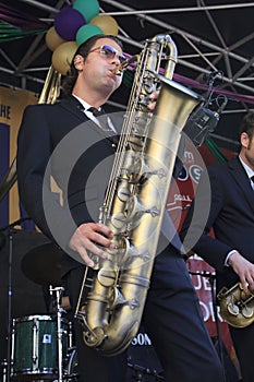 Koen Schouten plays baritone sax on stage