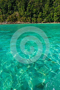 Islas es un archipiélago de cinco islas en el mar. uno de atracciones turista en tailandia azul el mar a 