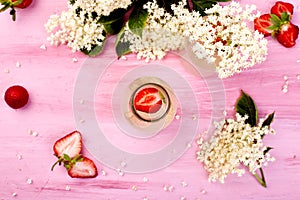 Kombucha tea with elderflower flower and strawberry