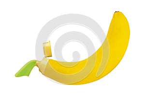Kontsept zdorov`ye zubov. Zubnaya pasta iz banana na belom fone