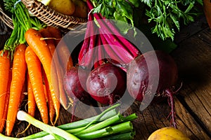 A Korb mit verschiedene gemÃÂ¼se: rote beete und karotte photo