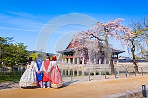 Coreano coreano tradicional ropa en palacio en la primavera Seúl sur 