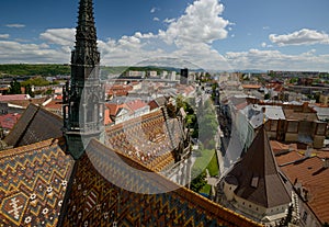 Pohľad zhora na košickú katedrálu a panorámu mesta