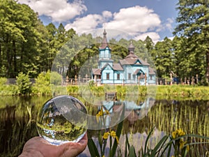 Modrý drevený ortodoxní kostol reflexné v sklo 