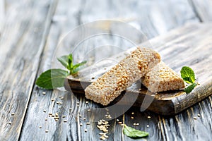 Kozinaki of sesame and honey.
