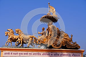 Krishna giving Geeta updesh in mahabharat statue images geeta updesh photo