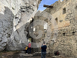 Kropfenstein Castle or Ruine der Burg Kropfenstein oder HÃÂ¶hlenburg Kropfenstein Casti Grotta or Ruina Grotta, Waltensburg