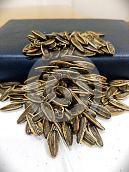 Kuaci is a snack that is very popular with people